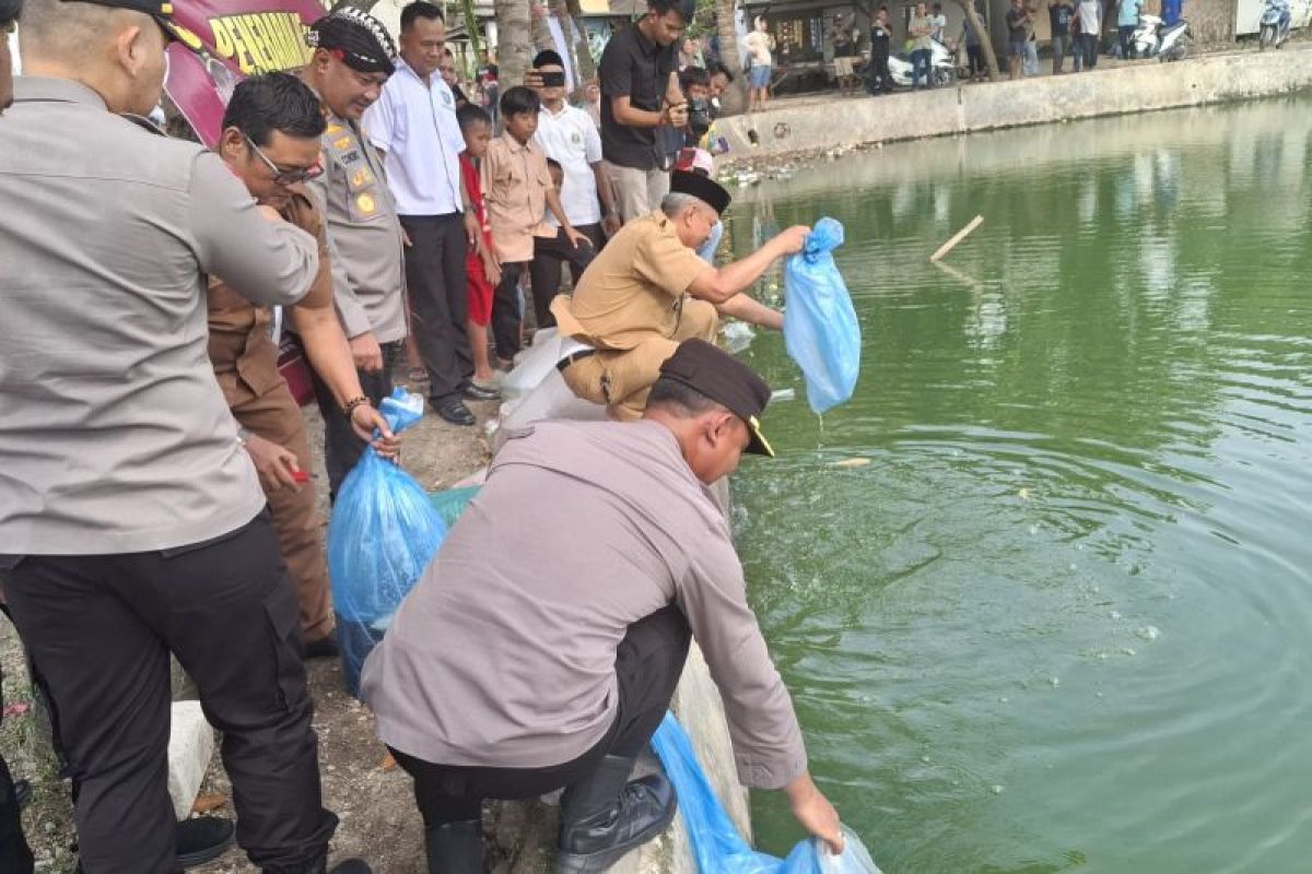 10 ribu bibit ikan ditebar di Situ Ciherang, jaga ketahanan pangan