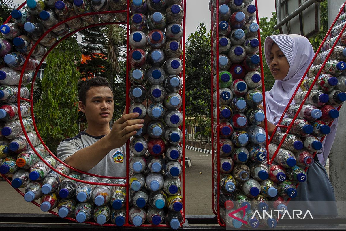 Pemanfaatan sampah plastik untuk dekorasi sekolah di Pandeglang