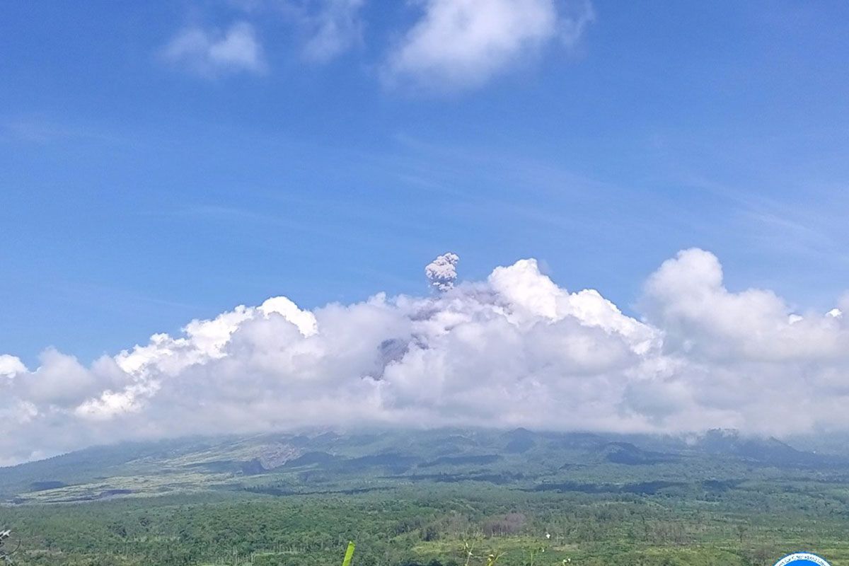 Erupsi Gunung Semeru disertai letusan  setinggi 800 meter