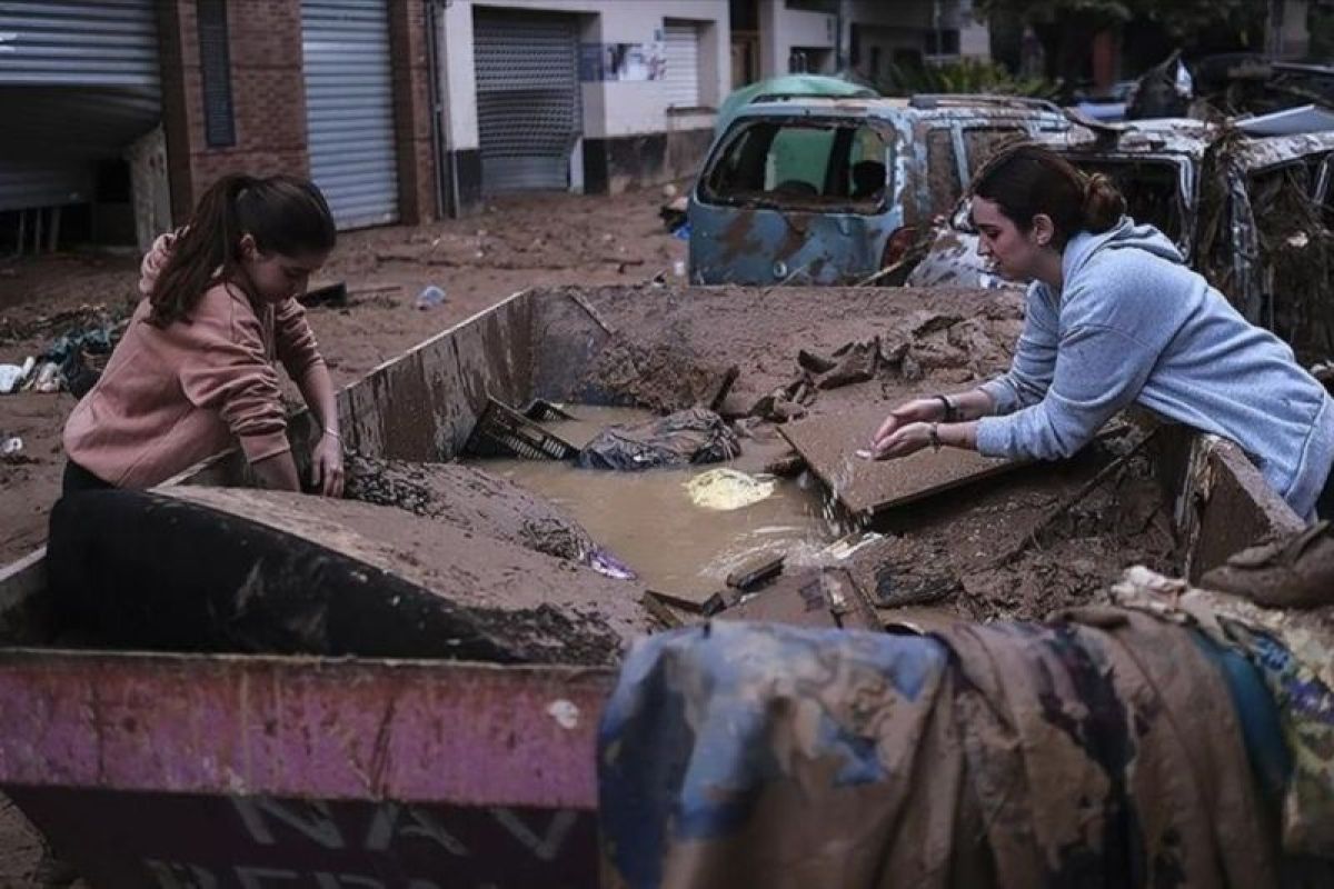 Disambut demo, Raja Spanyol tunda kunjungan ke korban banjir Valencia