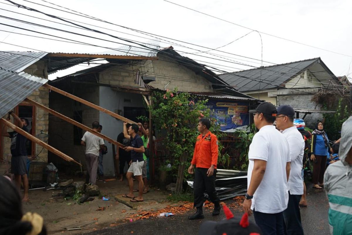 PT Timah bantu pangan korban puting beliung di Pangkalpinang