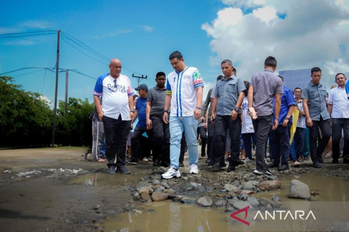 Bobby lempar canda kondisi jalan provinsi di Nias Utara