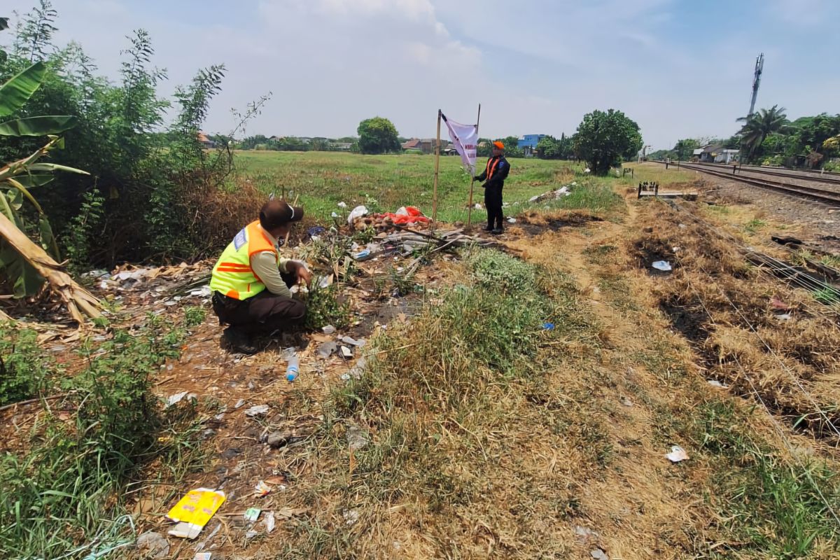 KAI Daop 8 imbau masyarakat tak buang dan bakar sampah di rel kereta