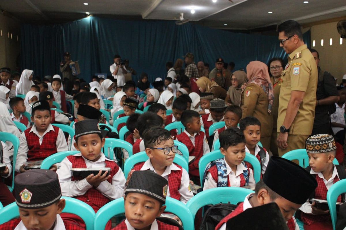 Gubernur Papua Selatan tinjau makan bergizi gratis di Wasur