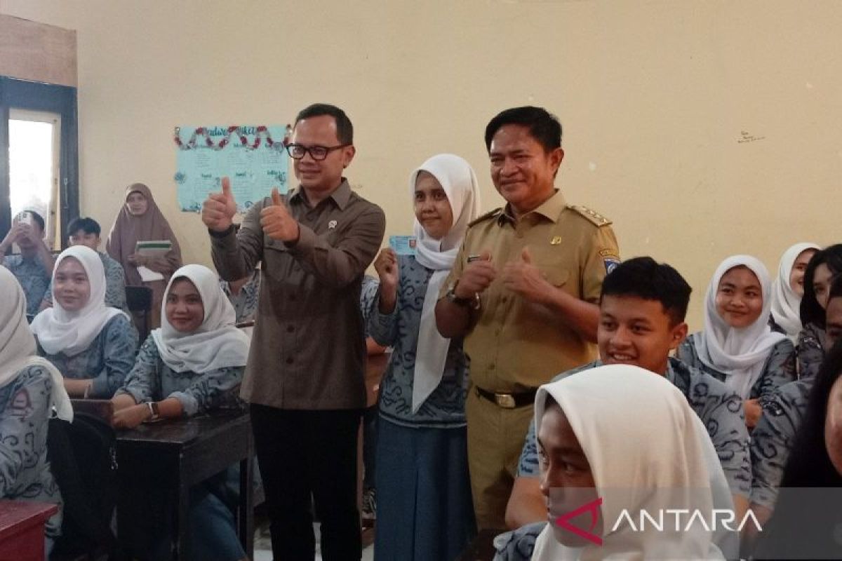 Wamendagri berikan KTP kepada siswa SMAN 1 Mataram jelang Pilkada 2024