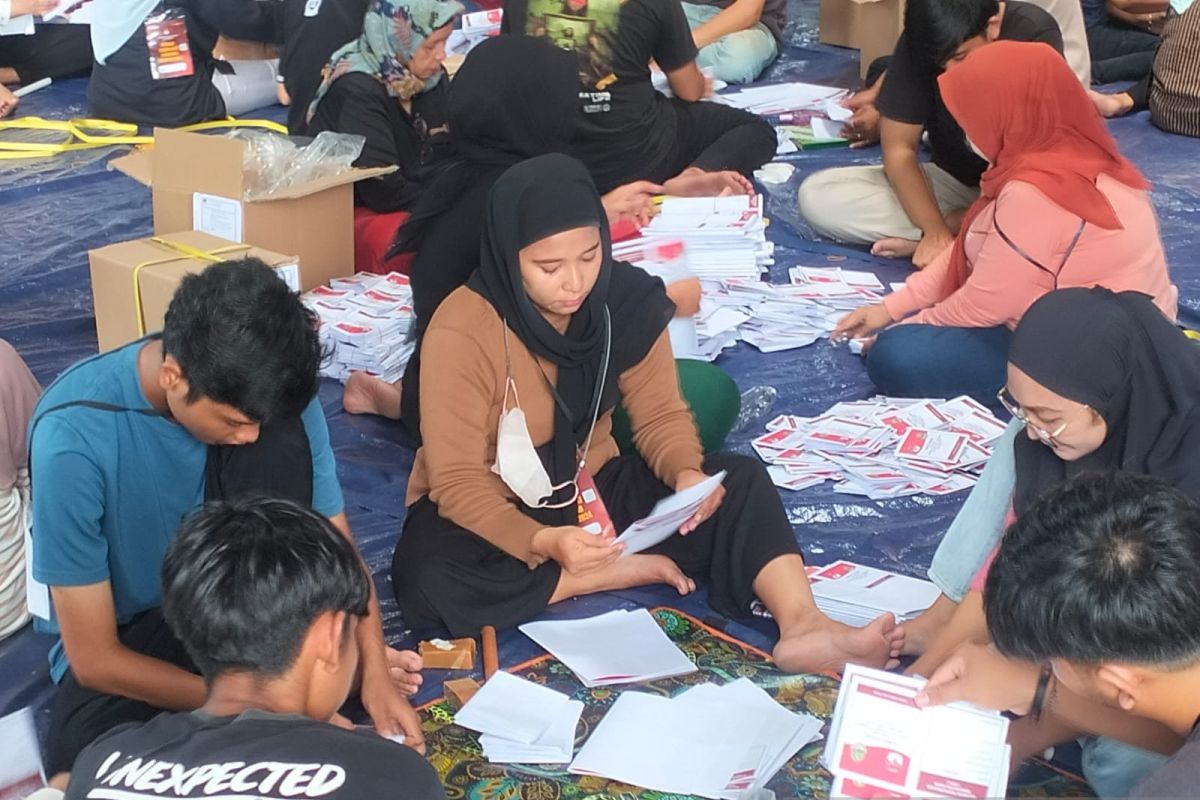 KPU Depok sortir dan lipat surat suara Pilkada