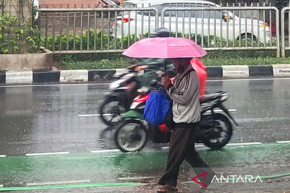 BMKG: Hujan disertai petir mengguyur mayoritas kota besar Indonesia