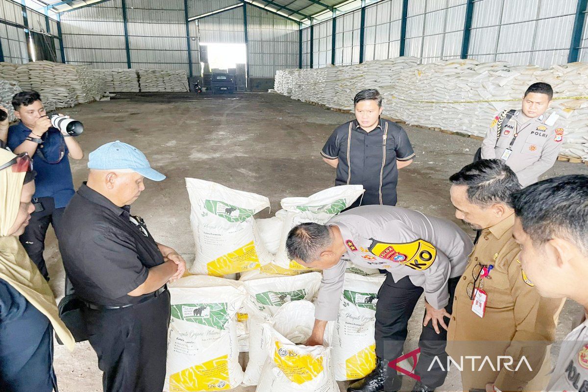 Polda Kalsel gerebek gudang simpan 13.500 sak pupuk organik phosphat ilegal