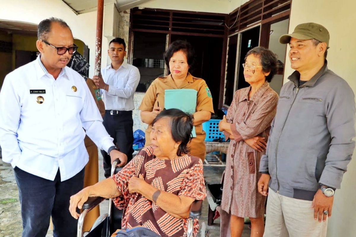 Pemkab Simalungun bantu kursi roda kepada warga yang sakit