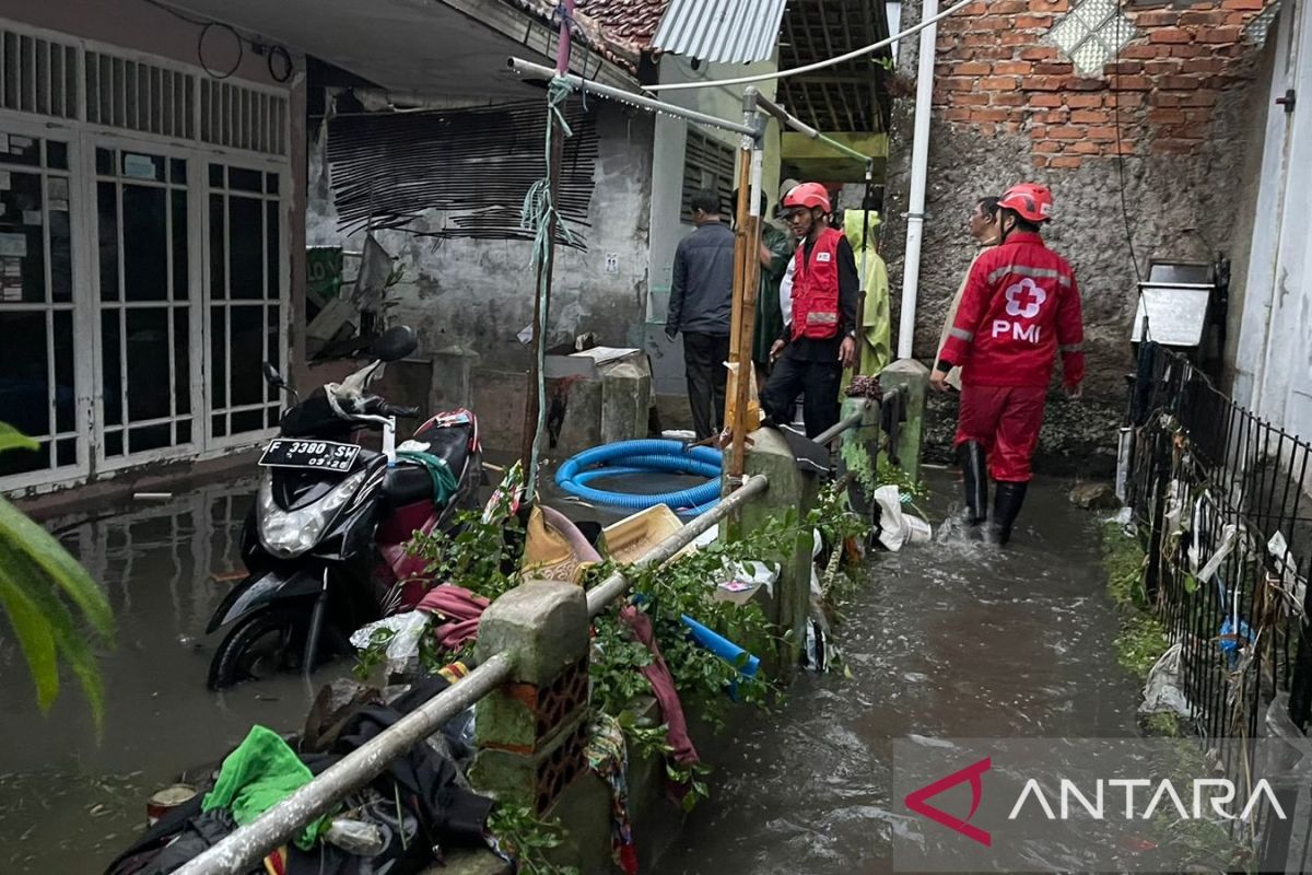 PMI kerahkan sejumlah personel dan peralatan bantu tangani banjir di Sukabumi