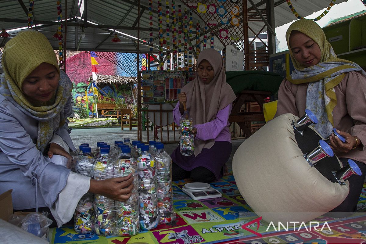 Pembuatan sofa dari limbah plastik