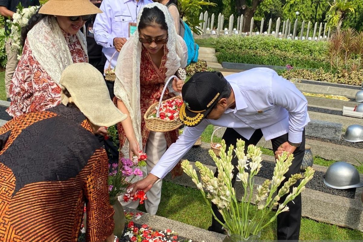 Hari Kesehatan Nasional, Menkes Budi Gunadi tabur bunga untuk pahlawan kesehatan