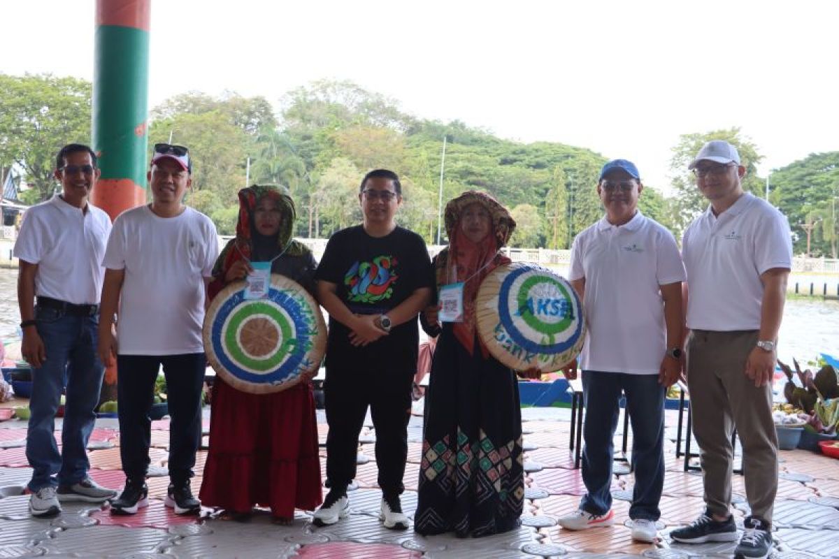 Bank Kalsel dan Pemko Banjarmasin terapkan penggunaan QRIS di pasar terapung