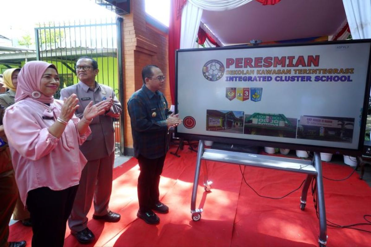 Pj Wali Kota Madiun resmikan sekolah kawasan terintegrasi bagi tiga SMP