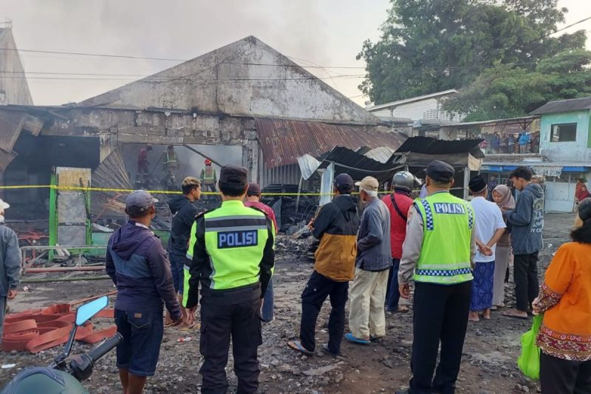 Empat ruko dan lima lapak di Pasar Dampit Malang terbakar