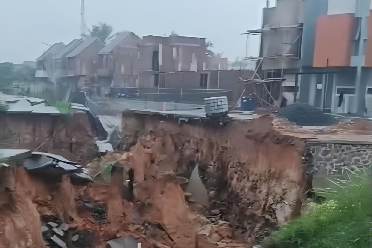 Akses jalan desa di Tangerang dialihkan karena longsor