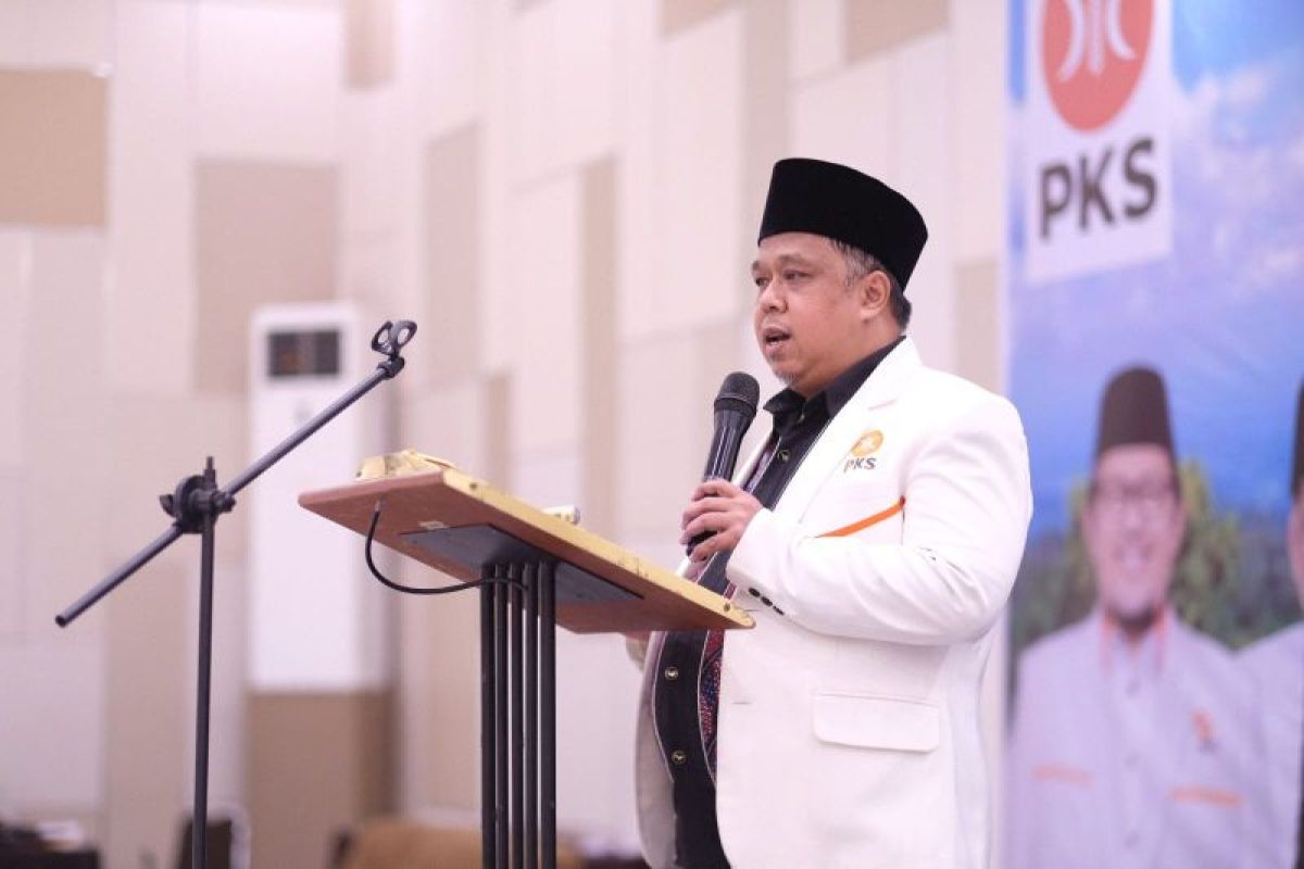 Ketua PKS Jatim pimpin ikrar pemenangan Khofifah-Emil saat 