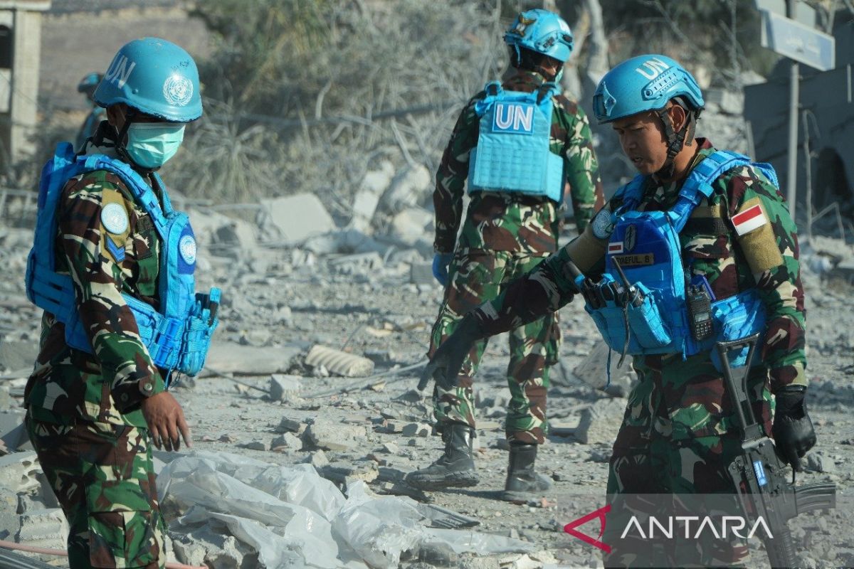 Prajurit TNI Garuda Indobatt di Lebanon bersihkan puing-puing buka jalur logistik