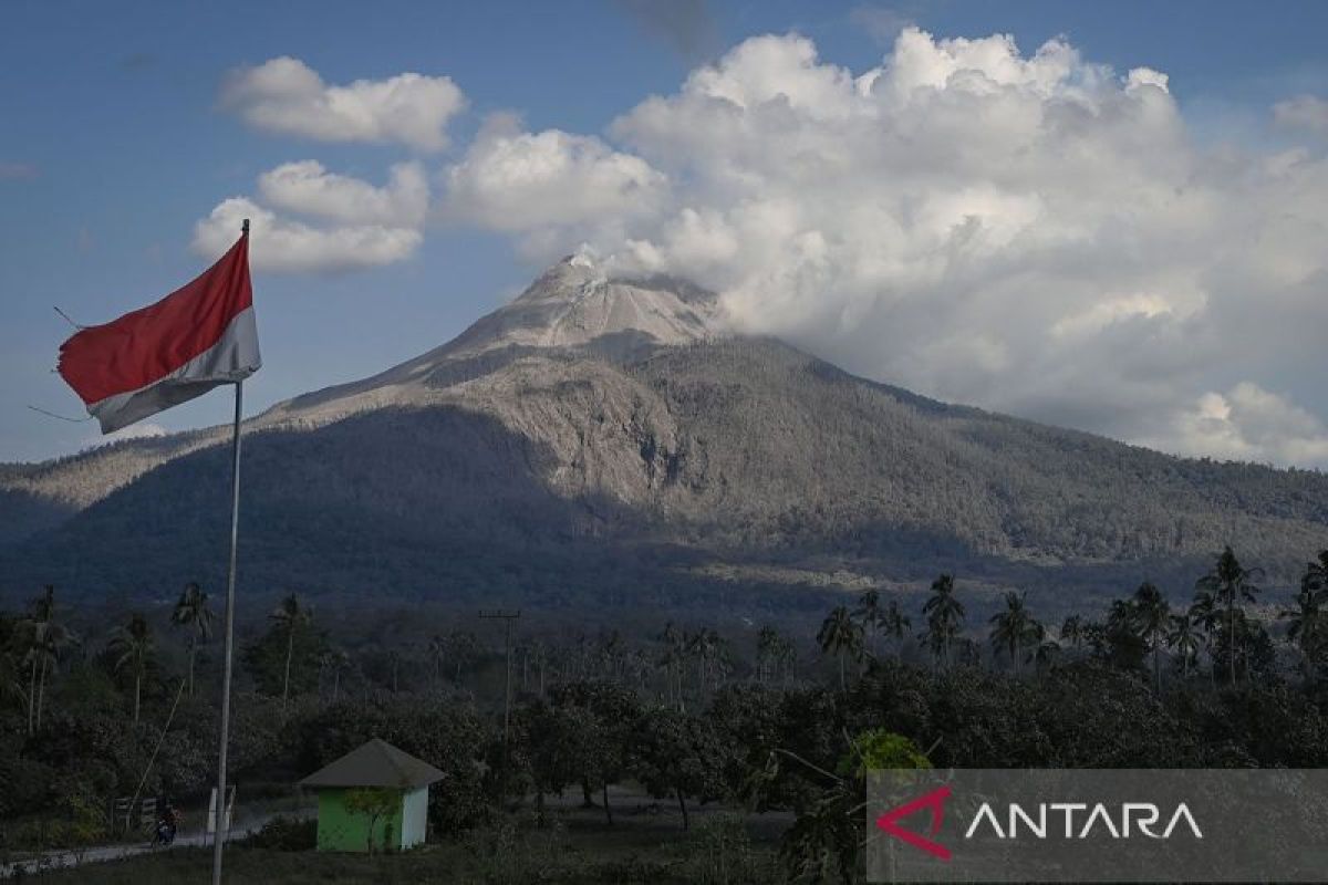 Gunung Lewotobi Flores Timur kembali erupsi