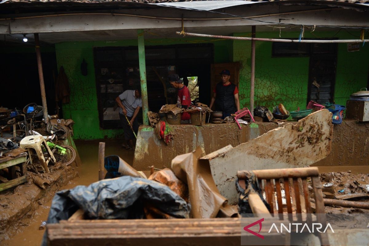 BPBD Jabar sebut penanganan banjir dan longsor di tiga daerah diusahakan cepat