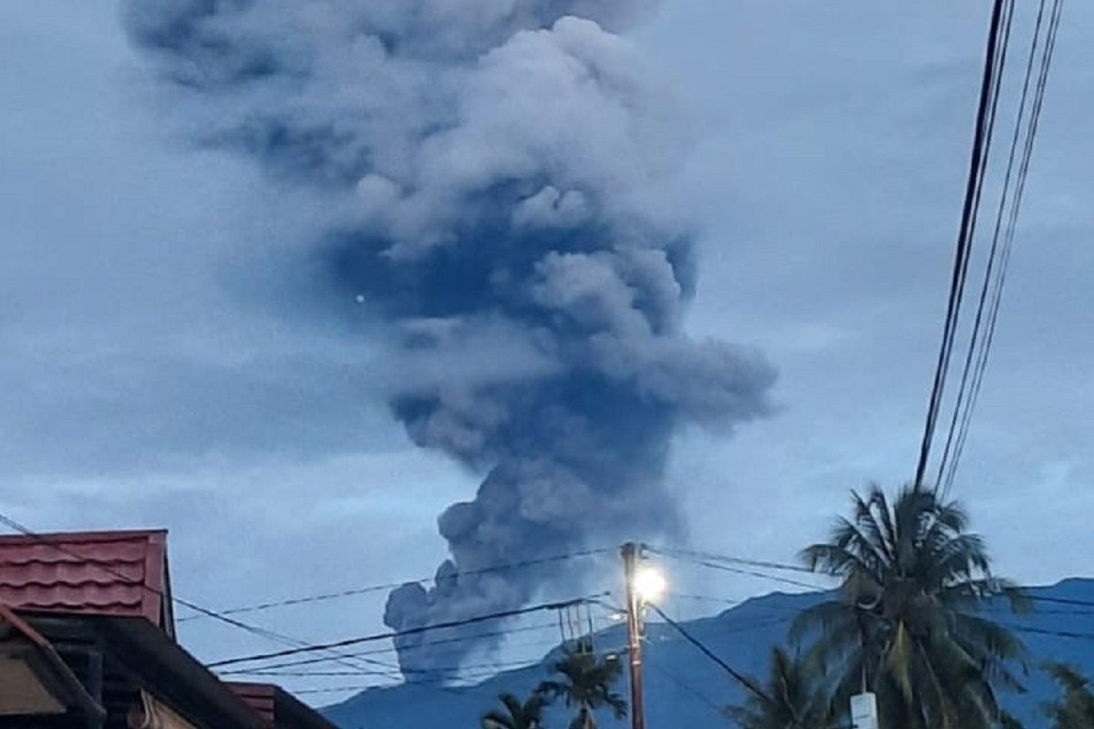 Gunung Marapi kembali Erupsi, Kota Bukittinggi dihujani abu vulkanik