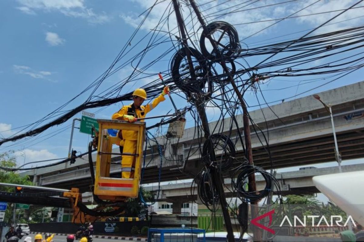 Jaktim tertibkan kabel udara yang semrawut