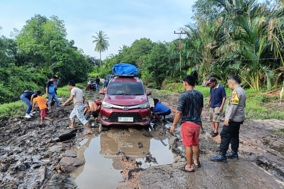 Polsek Bengkalis bantu warga perbaiki jalan rusak