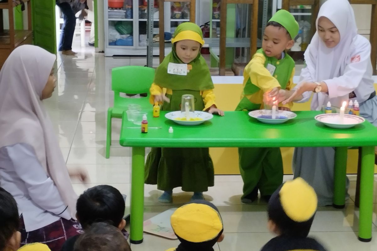 Anak-anak asyiknya bermain sains di Perpustakaan YABN