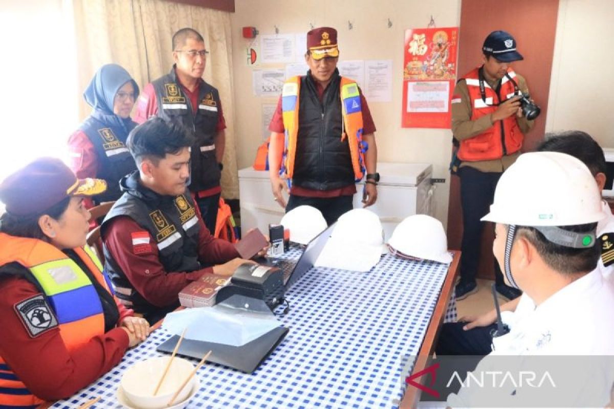 Timpora Laut Kalsel periksa dokumen WNA di atas kapal asing