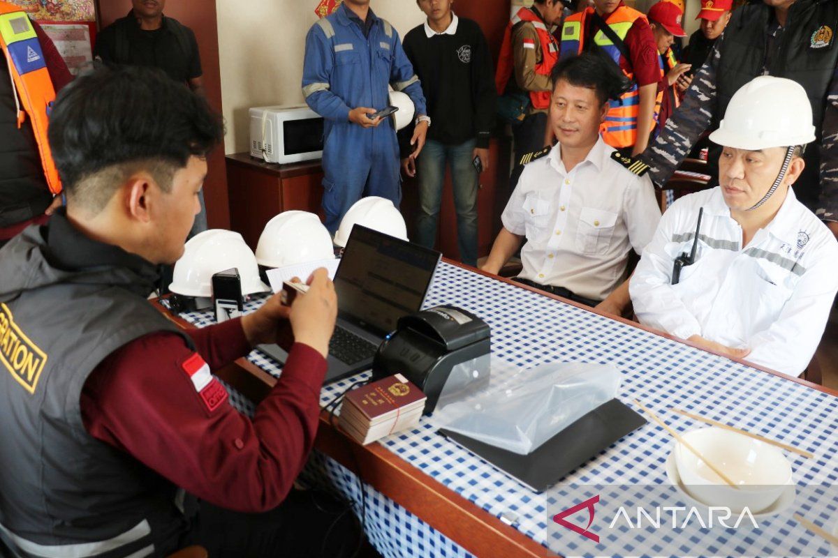 South Kalimantan's Timpora checks crews documents on board foreign vessel