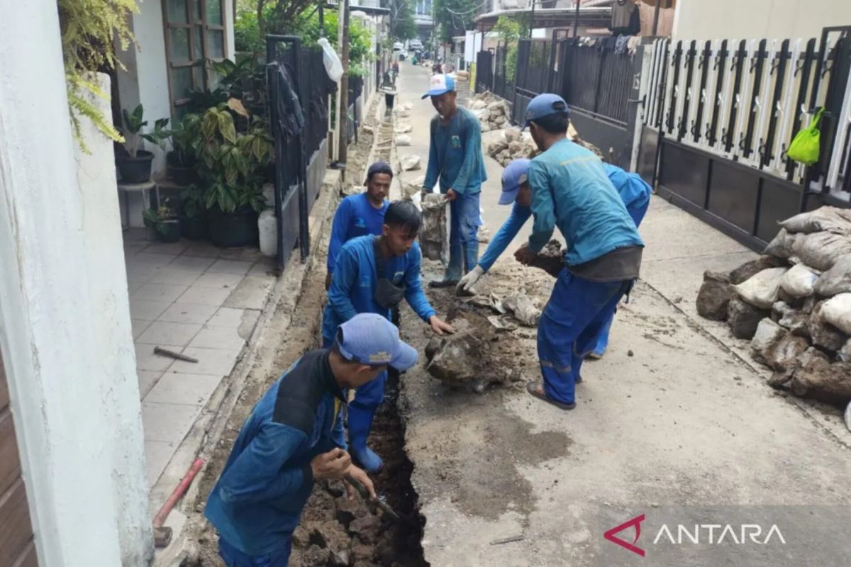 Jakpus lakukan pengerukan dan perbaikan saluran untuk cegah banjir