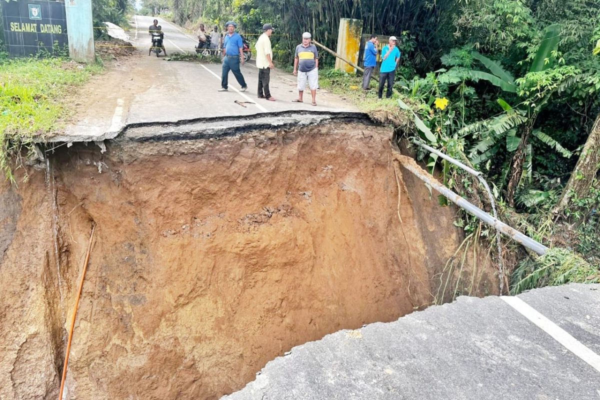 Jalan penghubung Tanah Jawa dan Hatonduhan putus, ini yang dilakukan Pemkab Simalungun