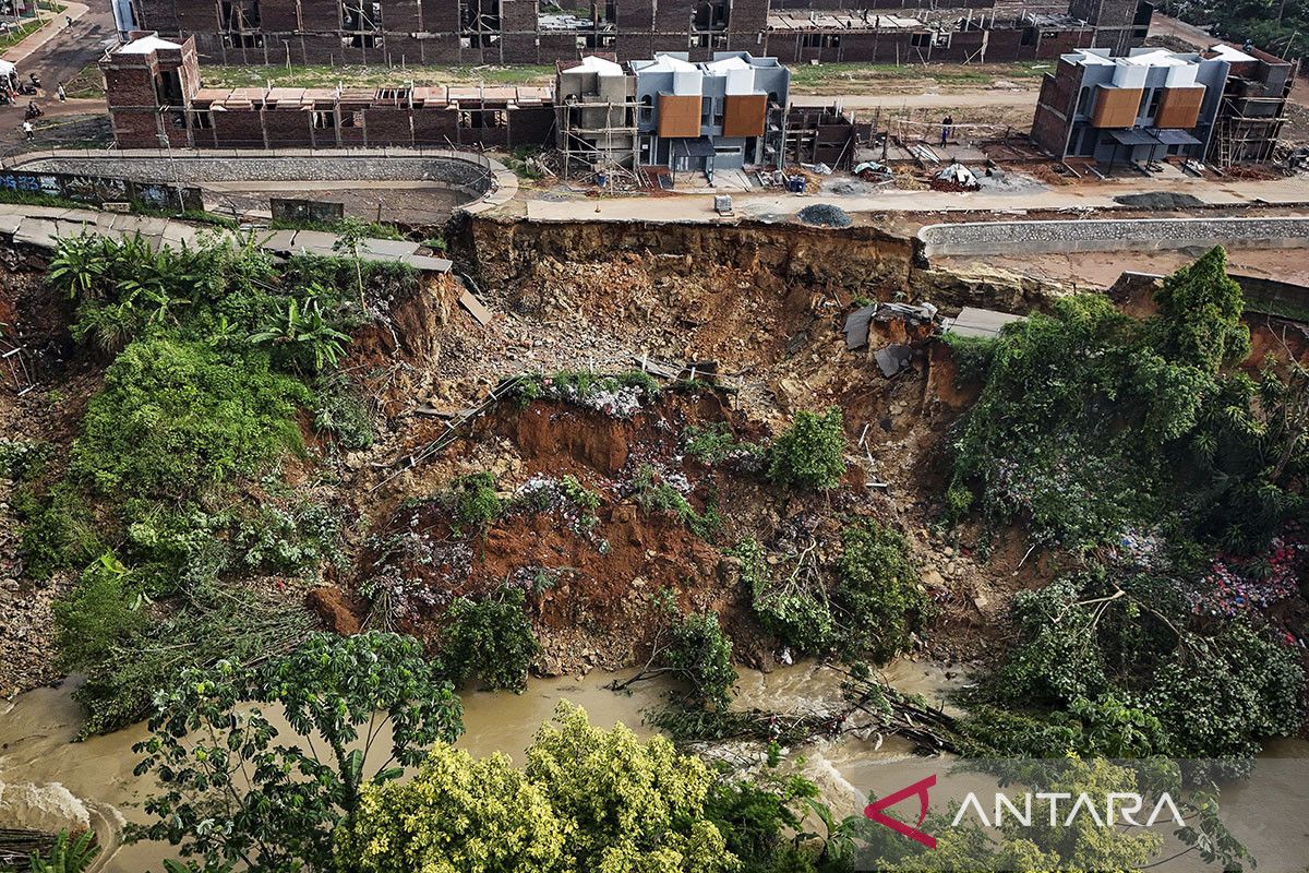 Foto udara tanah longsor di Pagedangan Tangerang