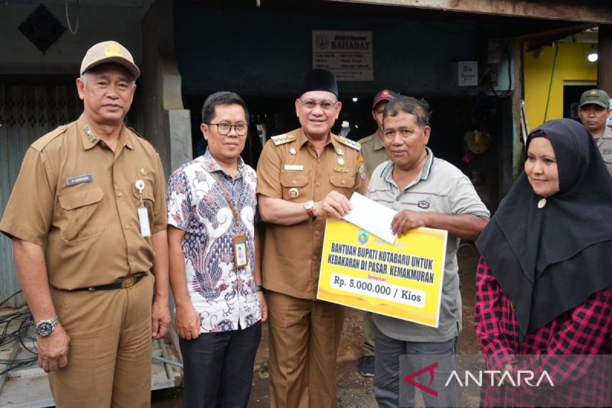 Kotabaru Regent visits and hands over assistance to Pasar Kemakmuran fire victims