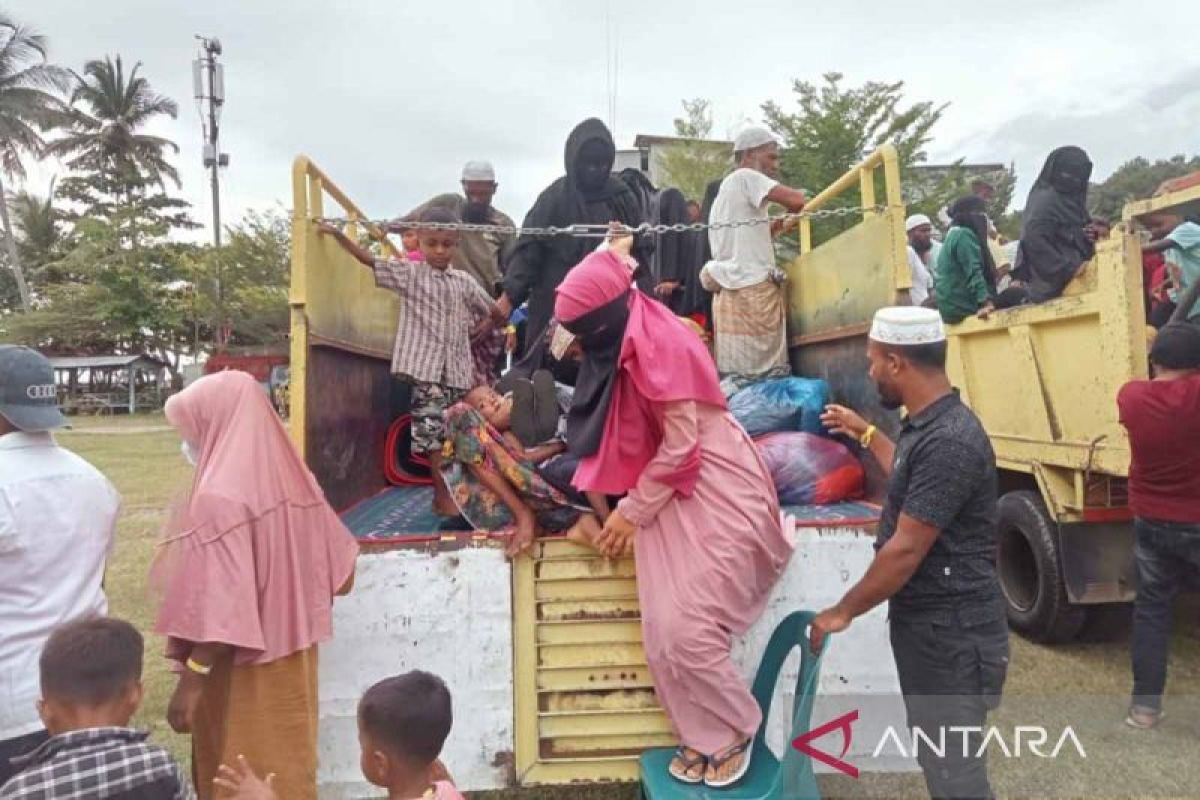 152 imigran Rohingya direlokasi ke alun-alun Tapaktuan Aceh Selatan