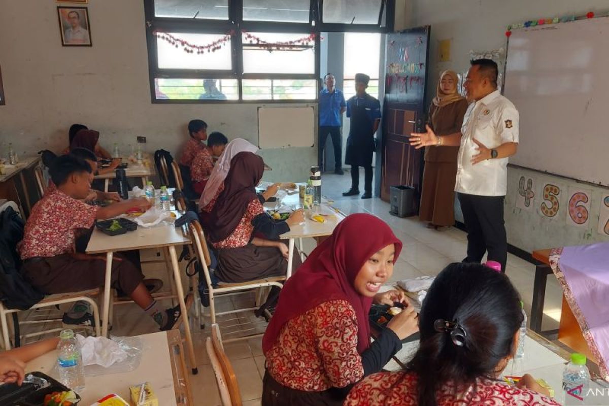 Legislator DPRD Surabaya uji coba program MBG siswa sekolah dasar