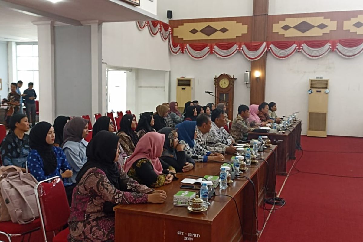 Guru honorer PAUD swasta Kapuas Hulu datangi gedung DPRD