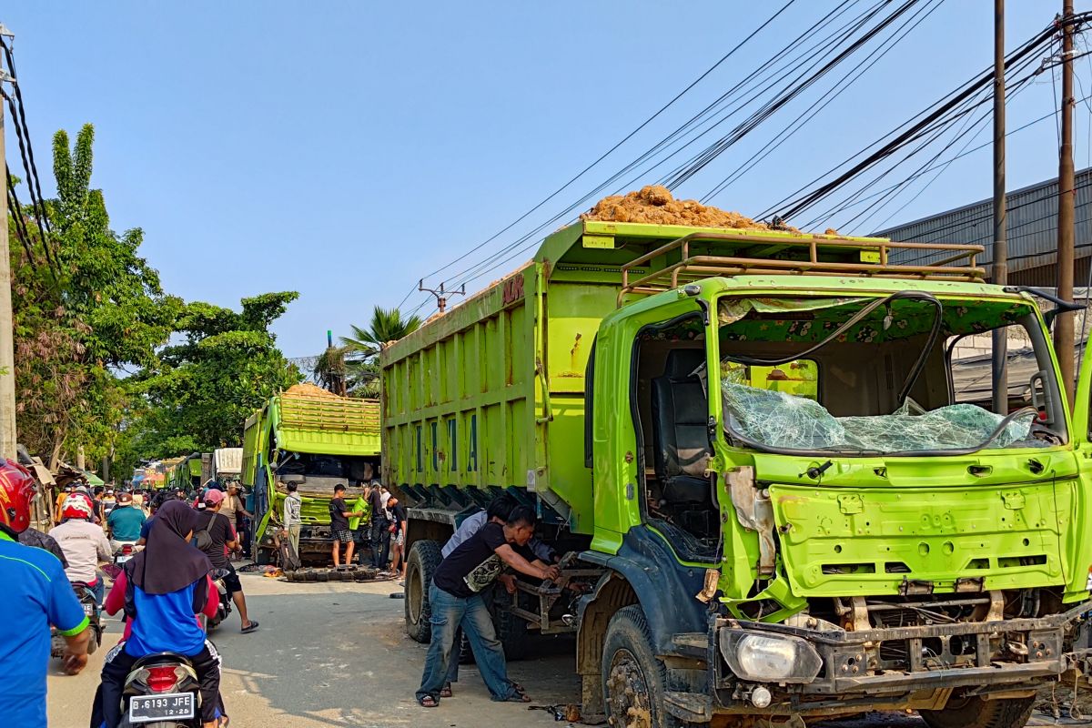 Ratusan warga jarah barang kendaraan tambang di Tangerang 