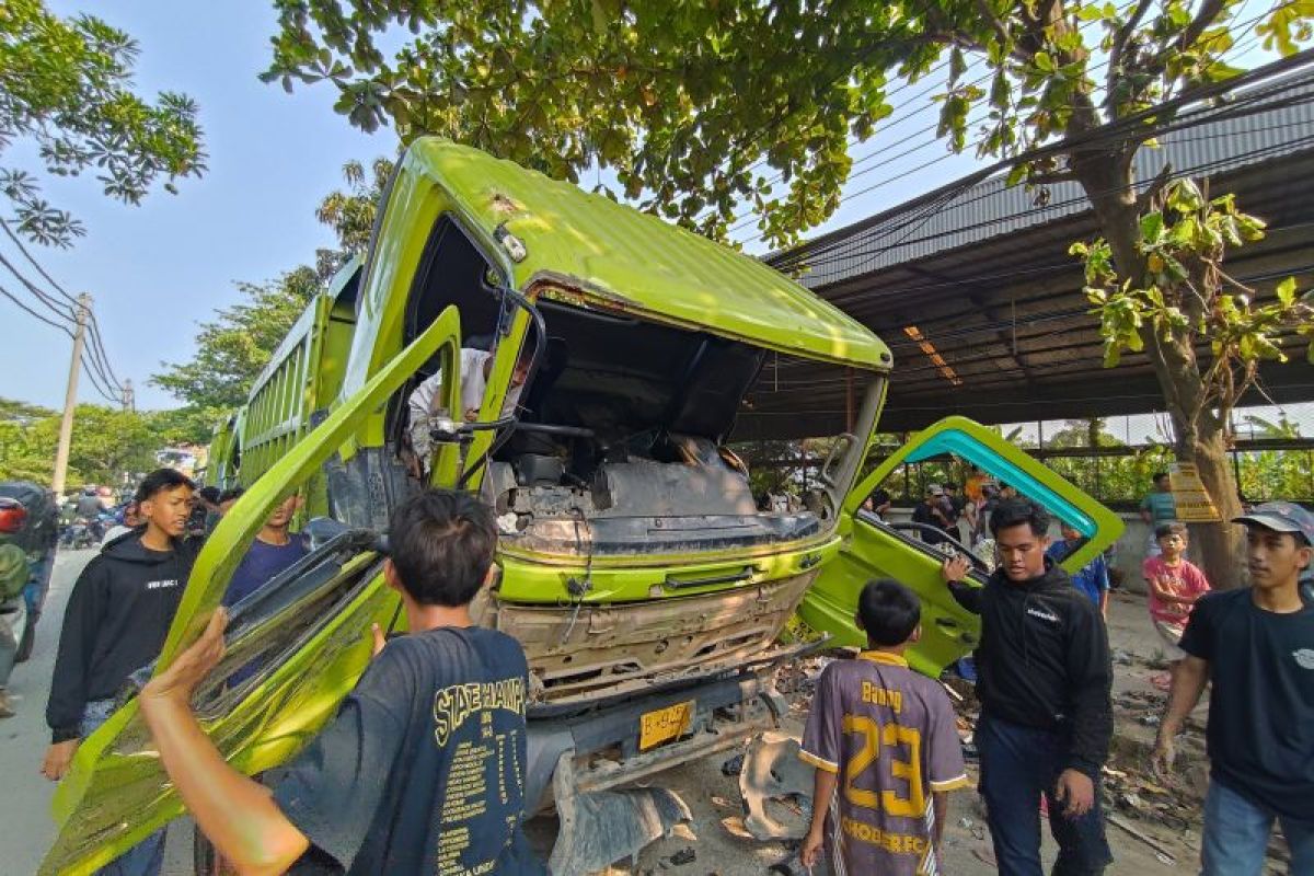 Dipicu kecelakaan, ratusan warga Tangerang hadang & rusak truk PIK 2