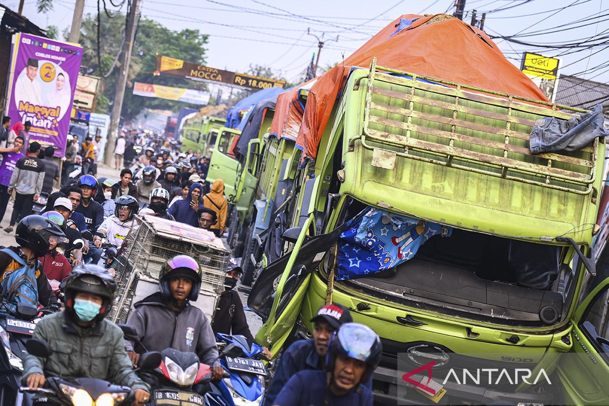 Aksi protes akibat kecelakaan truk tanah di Tangerang