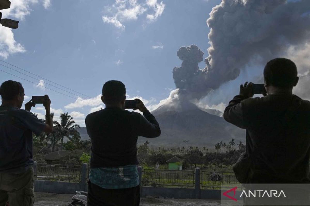 Hari ini, Gunung Lewotobi Laki-laki kembali erupsi