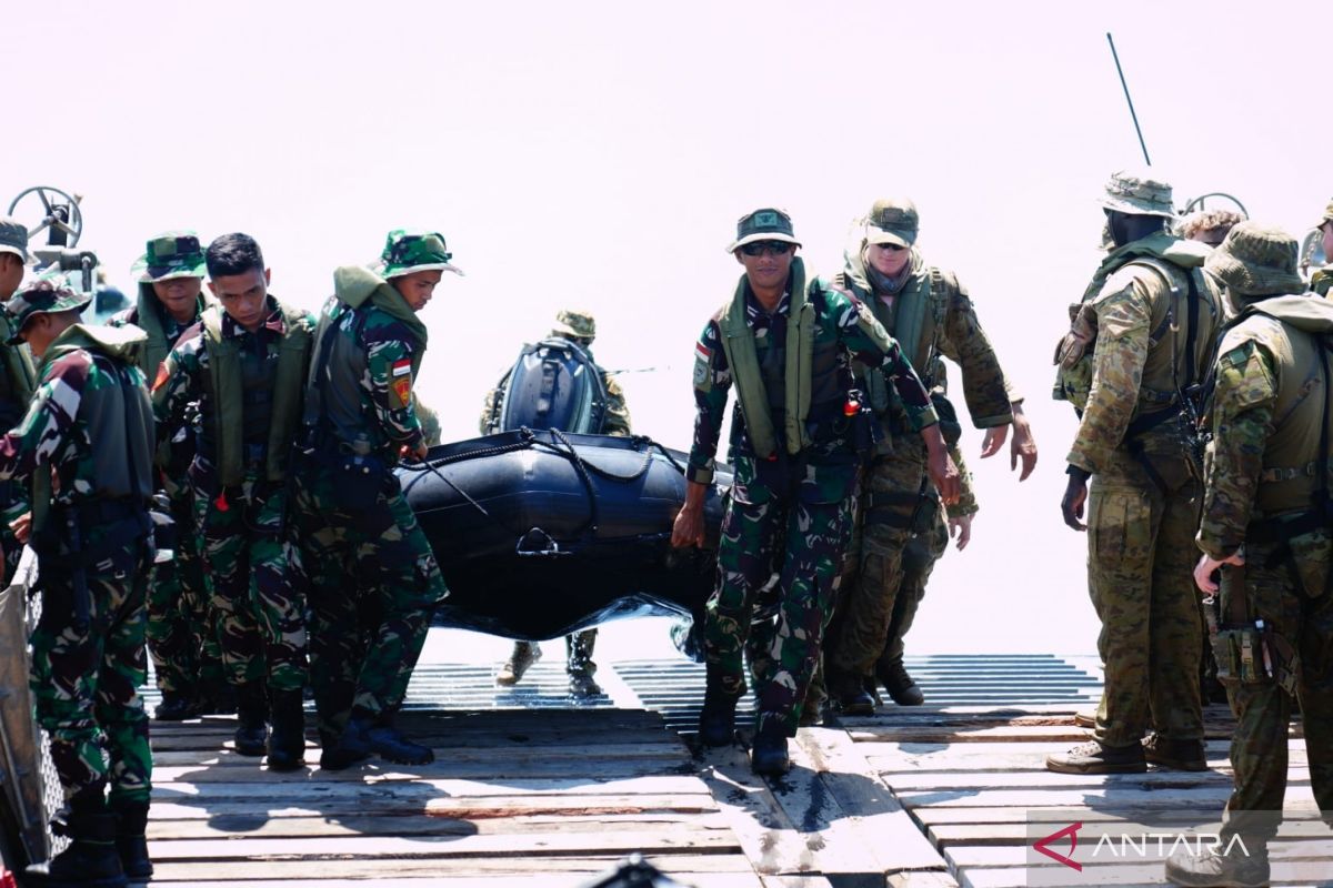 Marinir TNI AL latihan operasi pendaratan di Pulau Bathrust