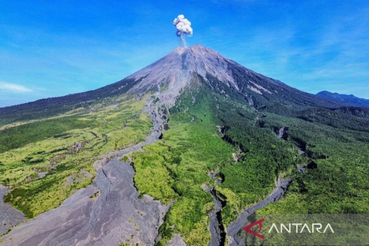 Gunung Semeru kembali erupsi semburkan abu setinggi 1 kilometer