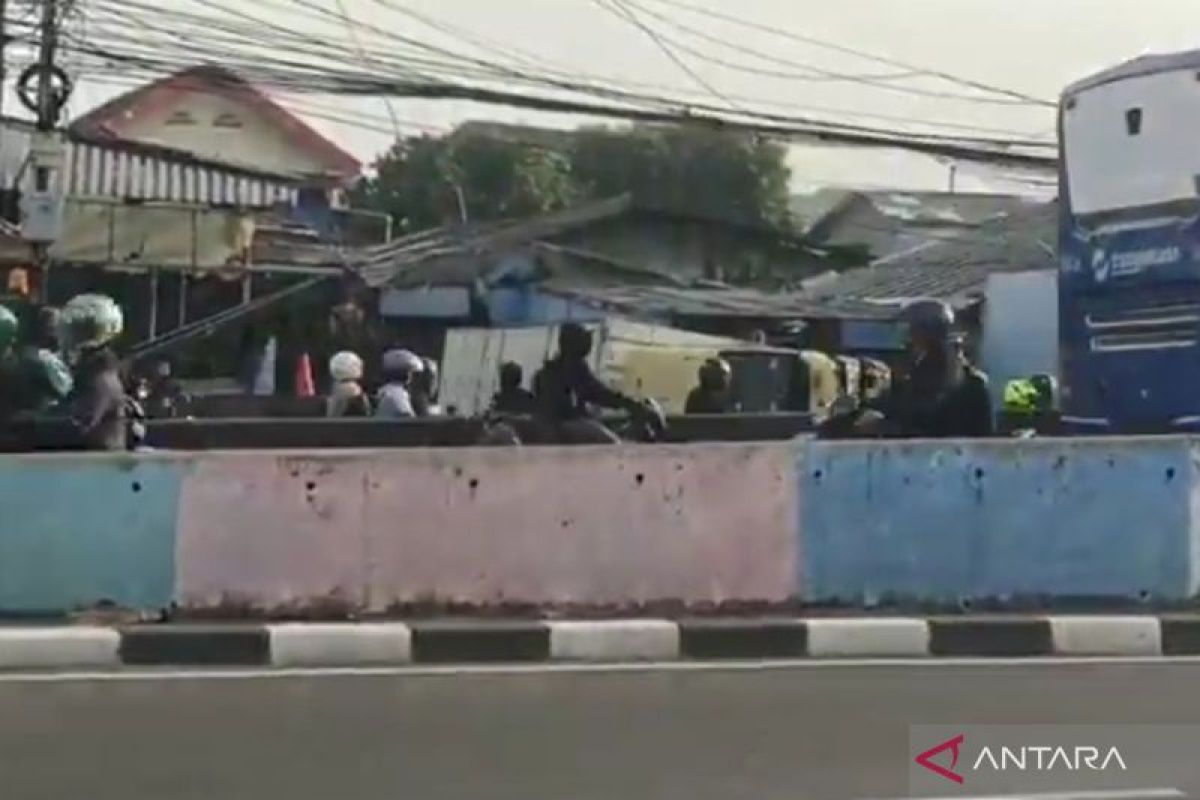 Truk terbalik dekat Flyover Pesing sebabkan macet selama 1 jam lebih