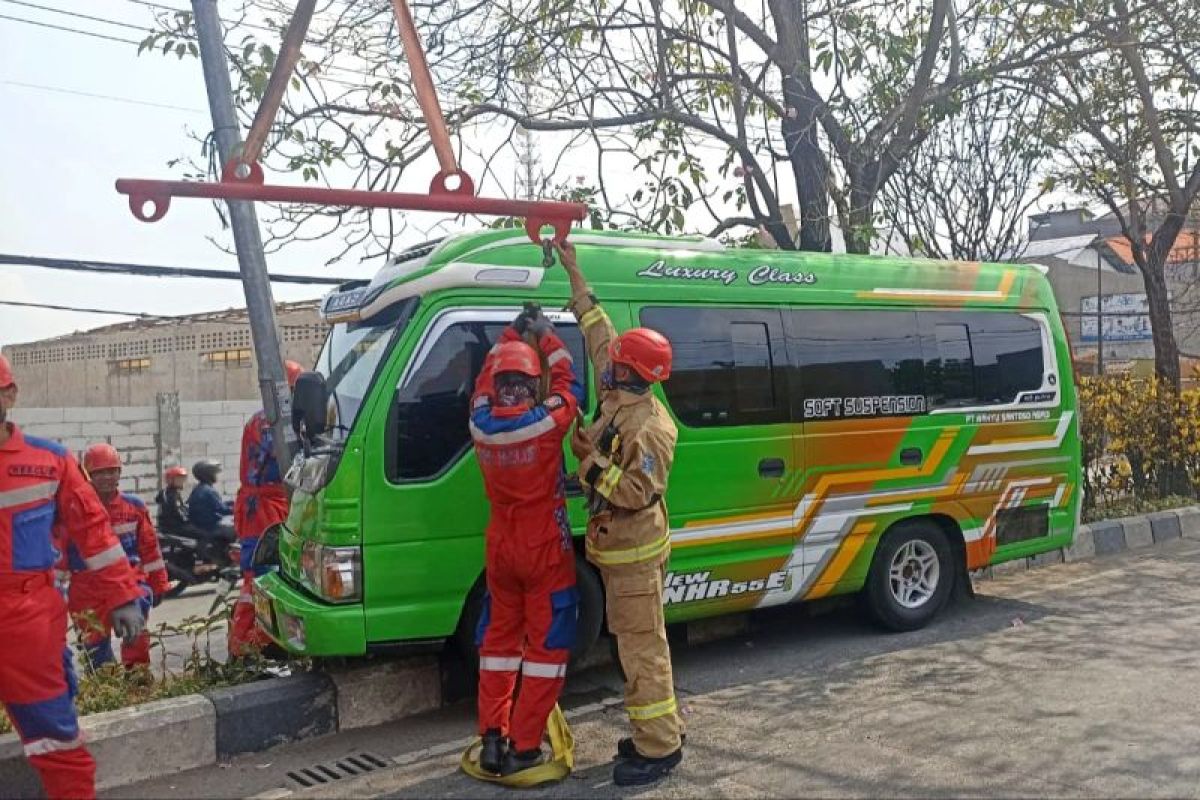 DPKP Surabaya evakuasi mini bus naik trotoar di Sukomanunggal