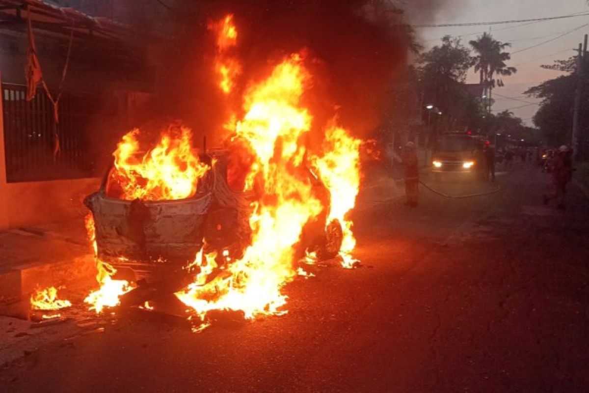 Diduga korsleting listrik, mobil mini MPV terbakar di Surabaya