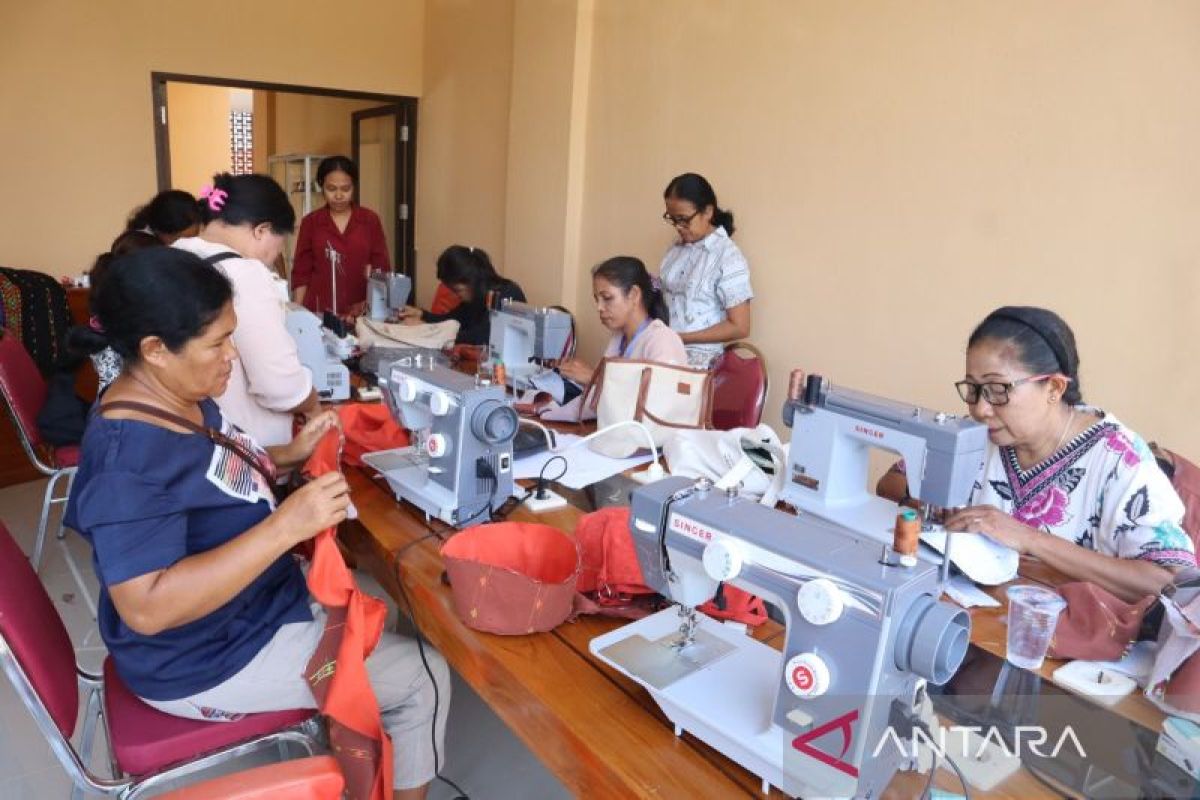 Mabar latih penjahit tingkatkan kemampuan variasi produk tenun