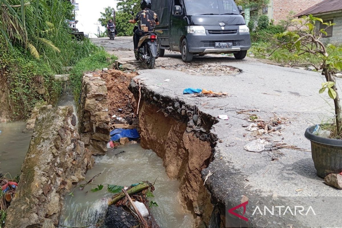 Parah...begini kondisi jalan ke desa wisata Karang Anyer Simalungun