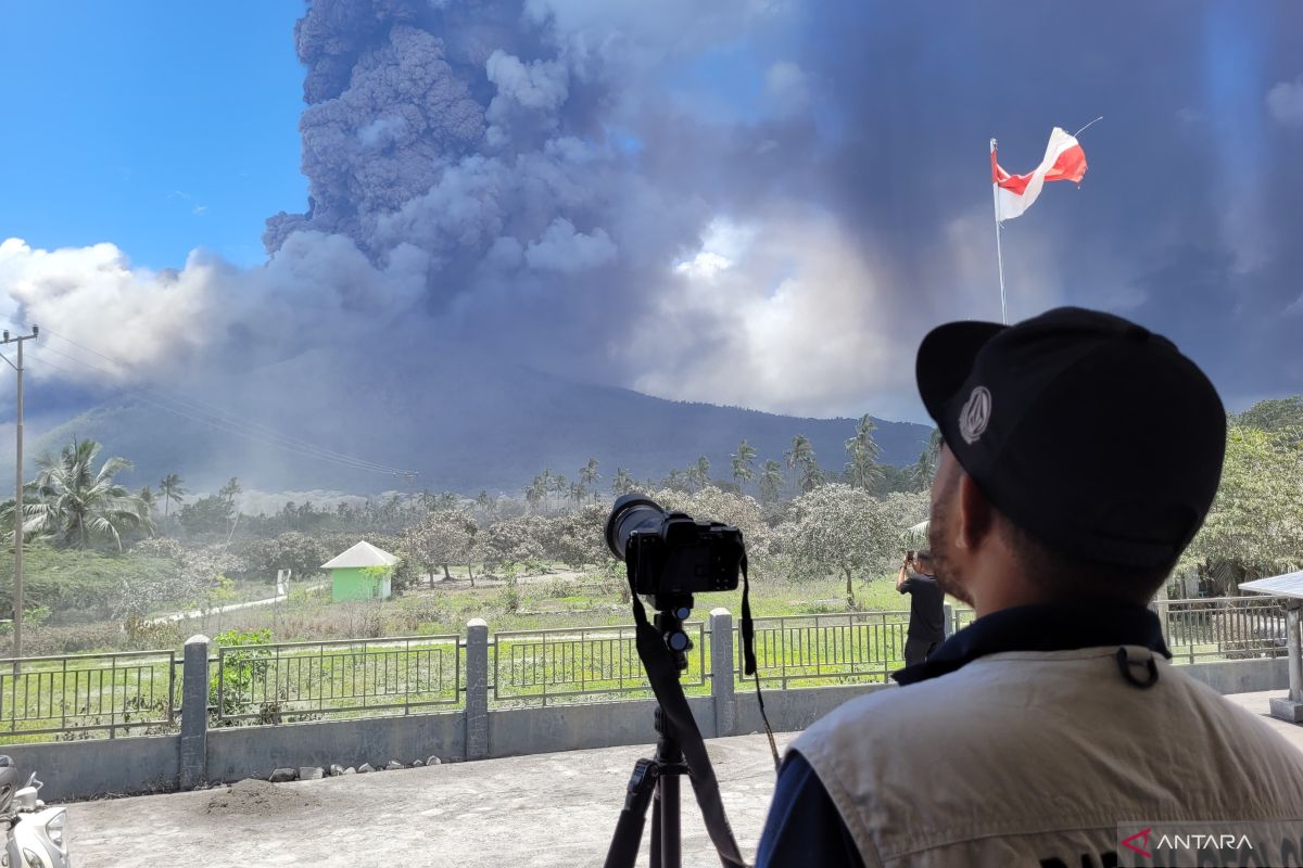 Gunung Lewotobi Laki-laki muntahkan awan panas guguran