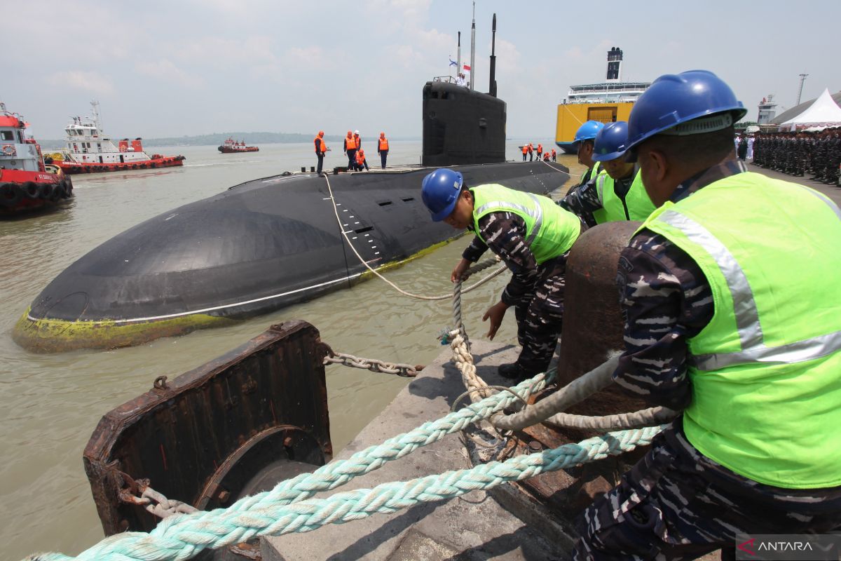 Kapal selam Rusia Ufa untuk pertama kalinya sandar di Surabaya